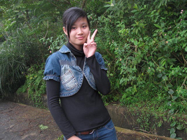 Hồng Cúc đang năm nay mới 17 tuổi, hiện đang là học sinh trường Đào Duy Từ, ngôi trường giàu truyền thống của Thanh Hóa.
